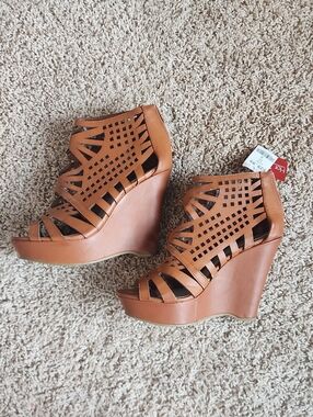 Hot Tomato Brown Platform Wedge Heels NWT